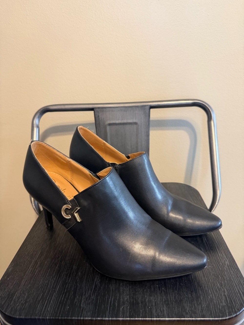 Calvin Klein Black Leather Bootie Heels Sz 10 Pointed Toe Zip CK Logo